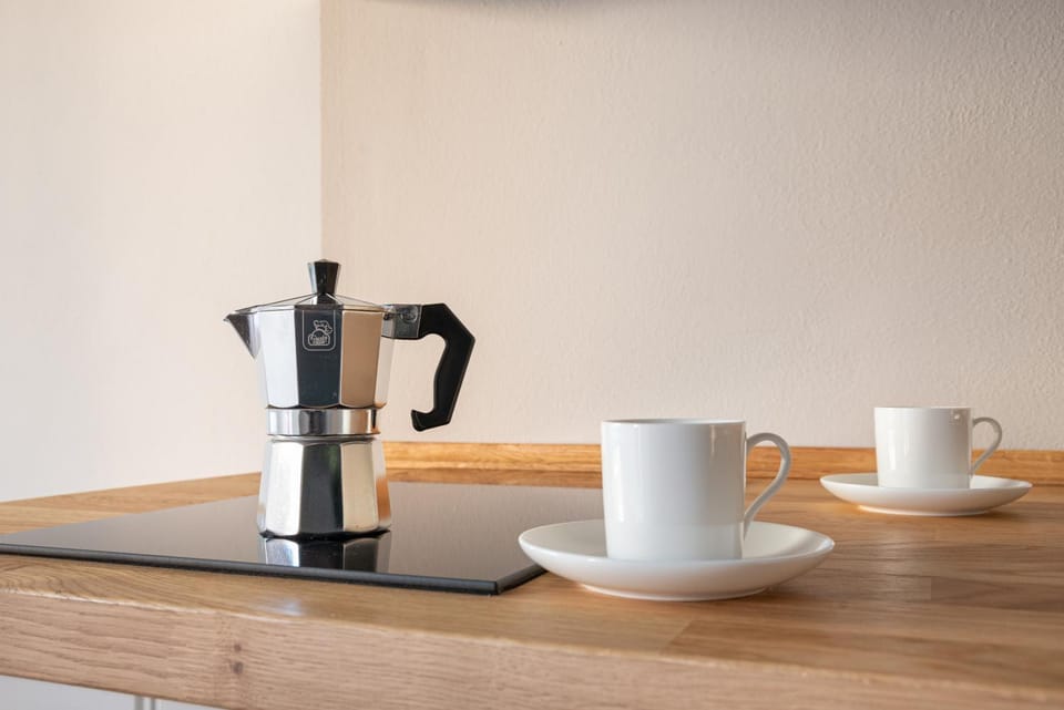 Coffee/tea facilities, Kitchen or kitchenette, Dining area, Drinks