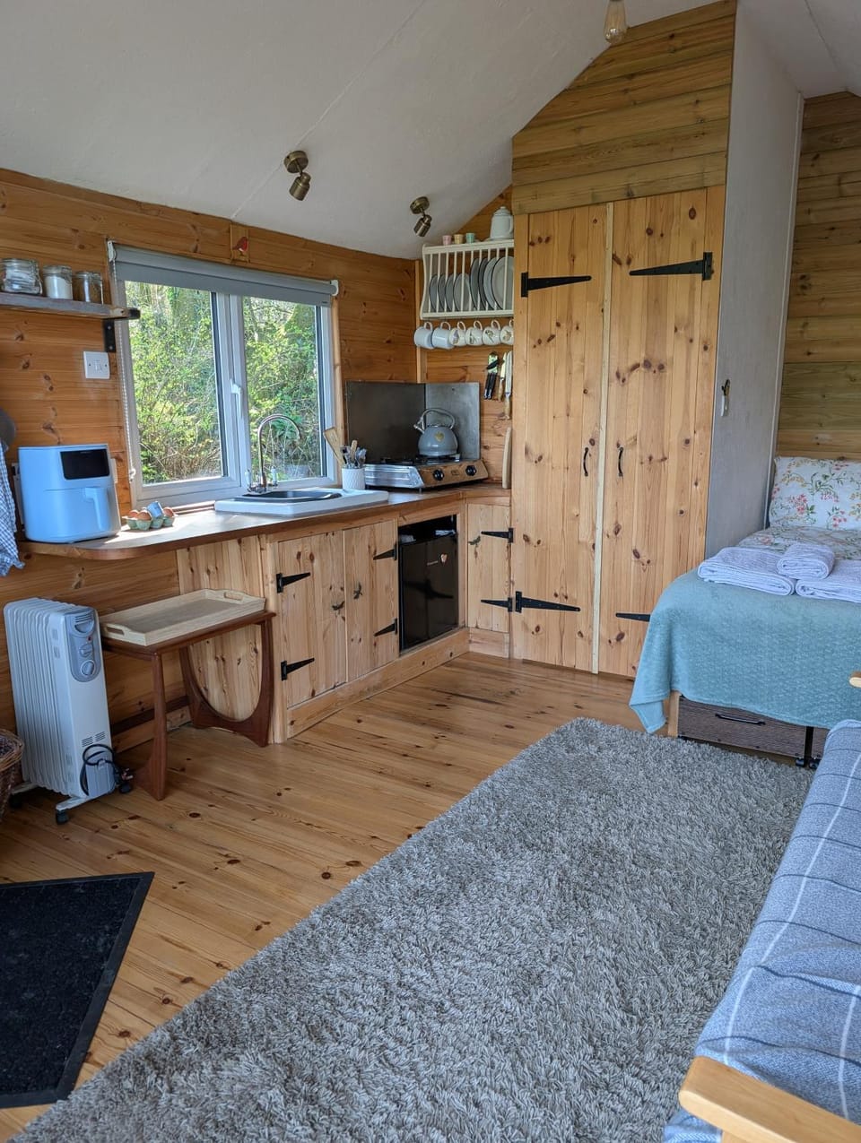 Dryw bach glamping hut Campground/ 
RV Resort in Wales