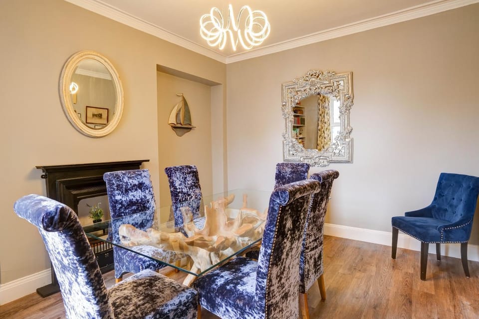 Seashell House with SEA VIEWS and FREE GYM POOL PASS House in Amble