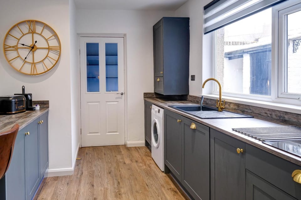 Seashell House with SEA VIEWS and FREE GYM POOL PASS House in Amble