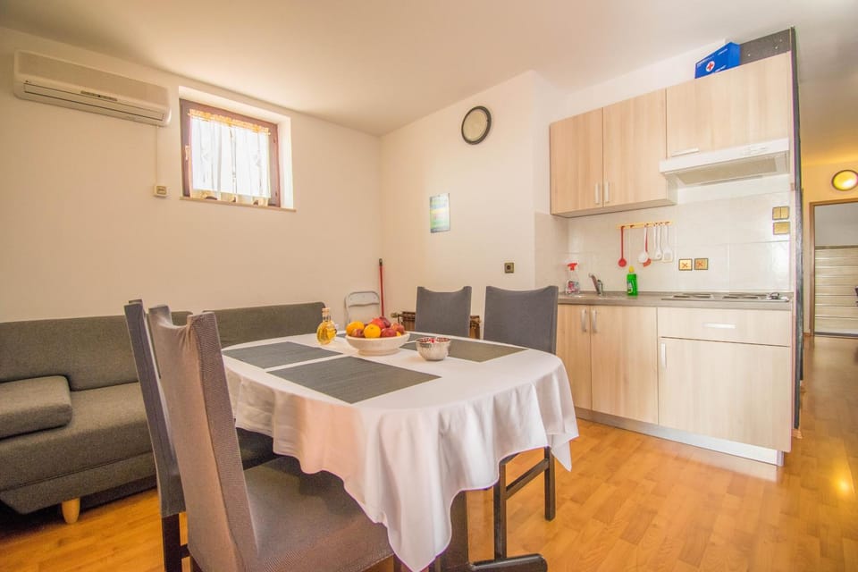 Dining area, kitchen