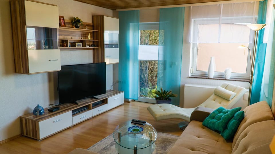 Communal lounge/ TV room, TV and multimedia, Living room, Seating area, Dining area