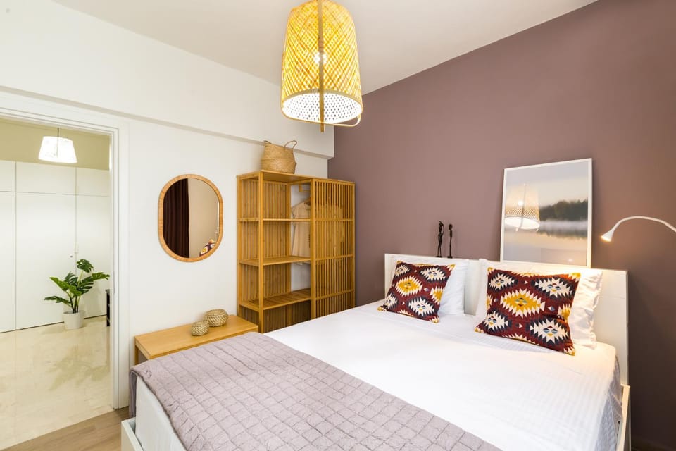 Bed, TV and multimedia, Bedroom