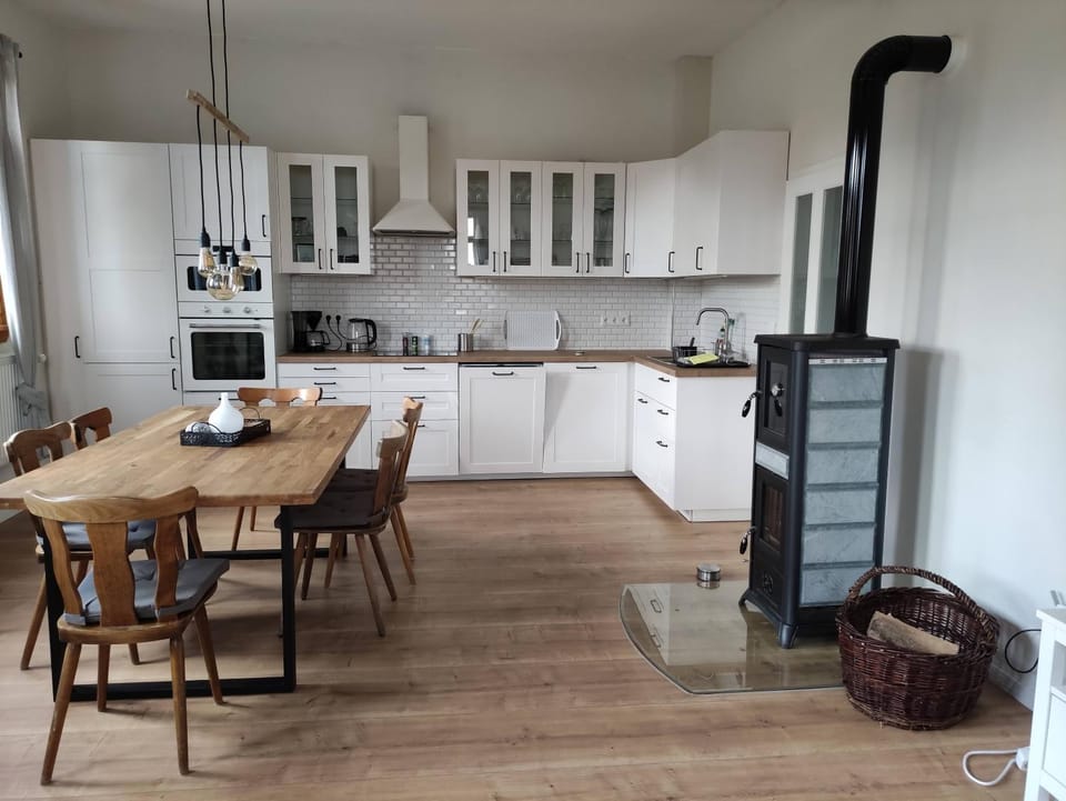 Kitchen or kitchenette, Dining area