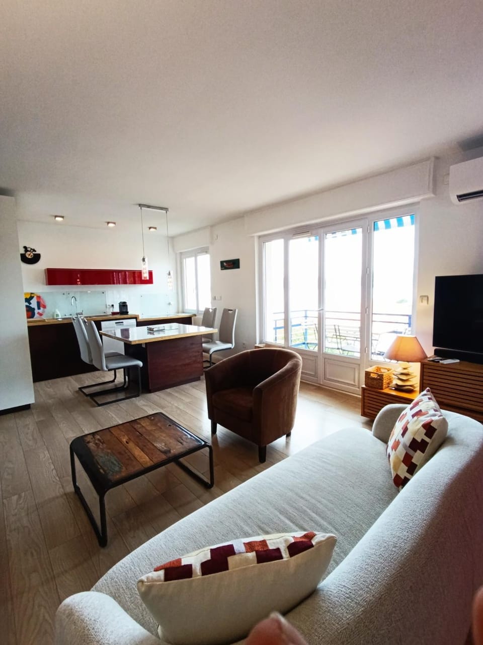 Kitchen or kitchenette, Living room, Dining area