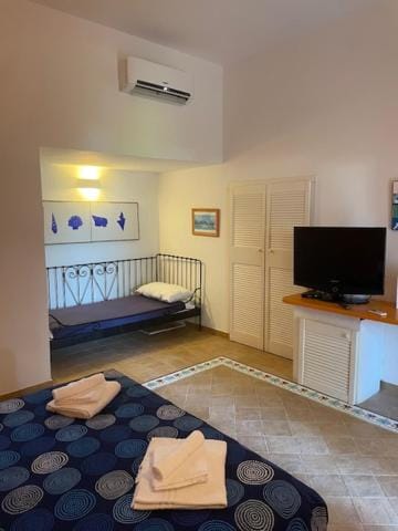Bed, TV and multimedia, Photo of the whole room, Bedroom, towels, wardrobe, air conditioner