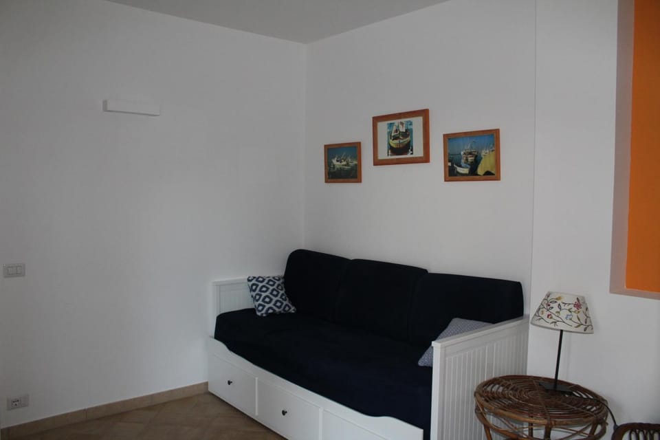 Bed, Living room, Photo of the whole room, Seating area, Bedroom