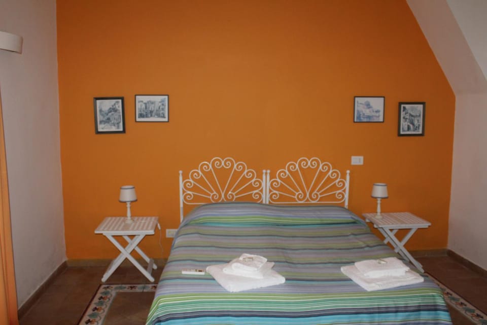 Bed, Photo of the whole room, Seating area, Bedroom, towels