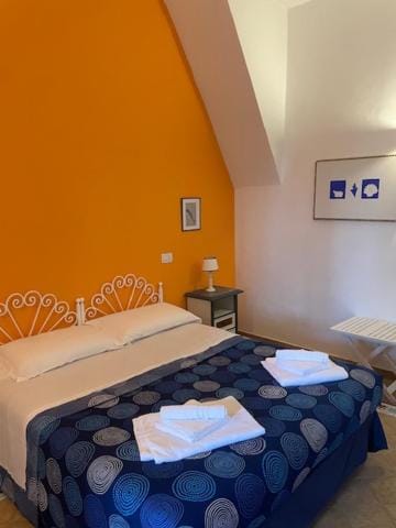 Bed, Living room, Photo of the whole room, Seating area, Bedroom, towels