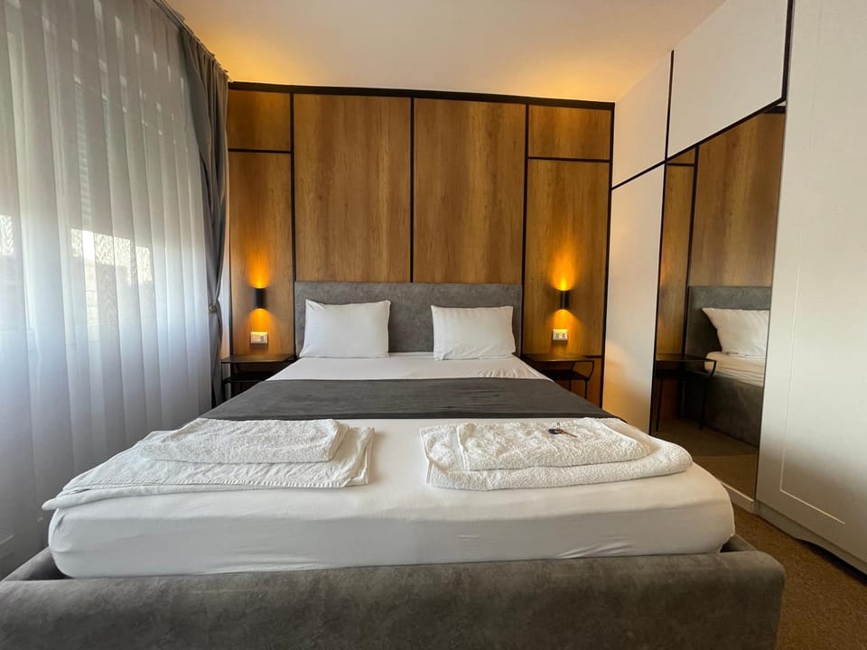 Bed, Bedroom, towels