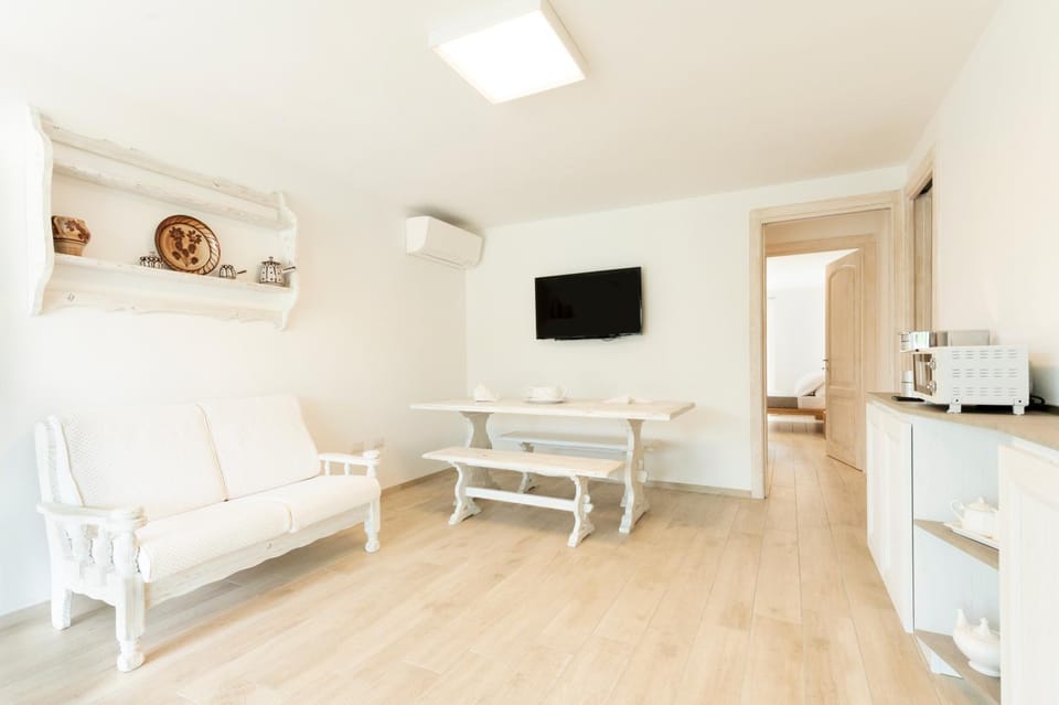 Living room, Seating area, air conditioner