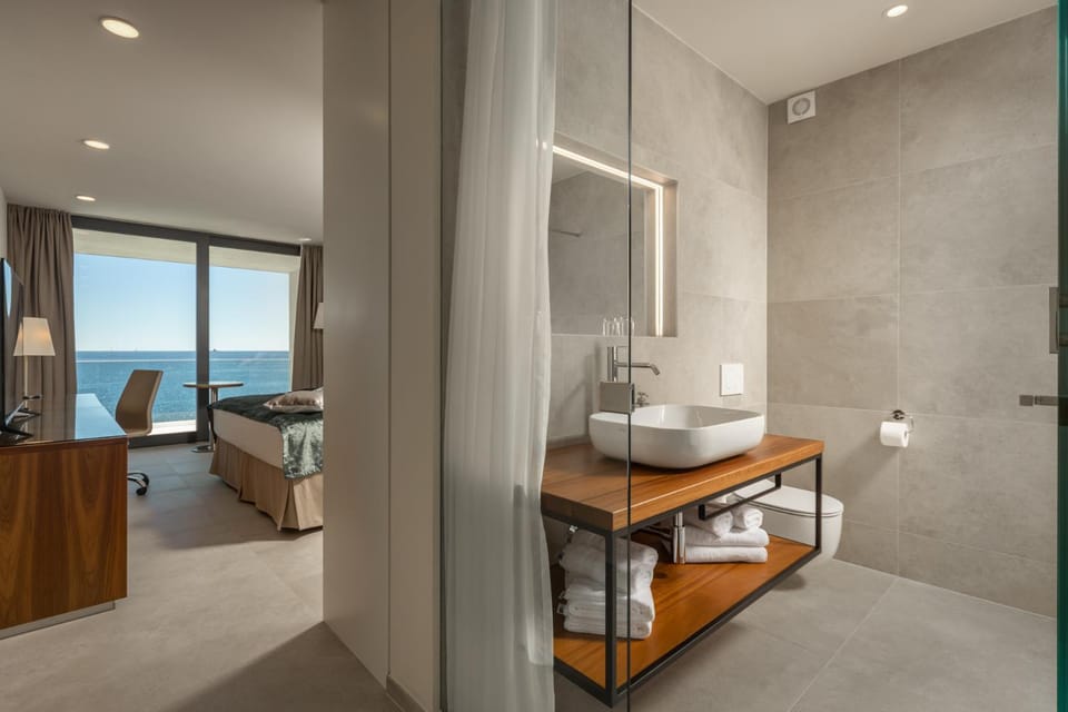 Bathroom, Bedroom, Sea view