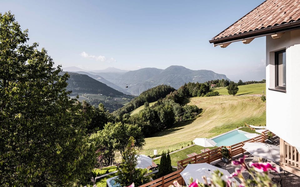 Natural landscape, Balcony/Terrace, Garden view, Mountain view, Pool view