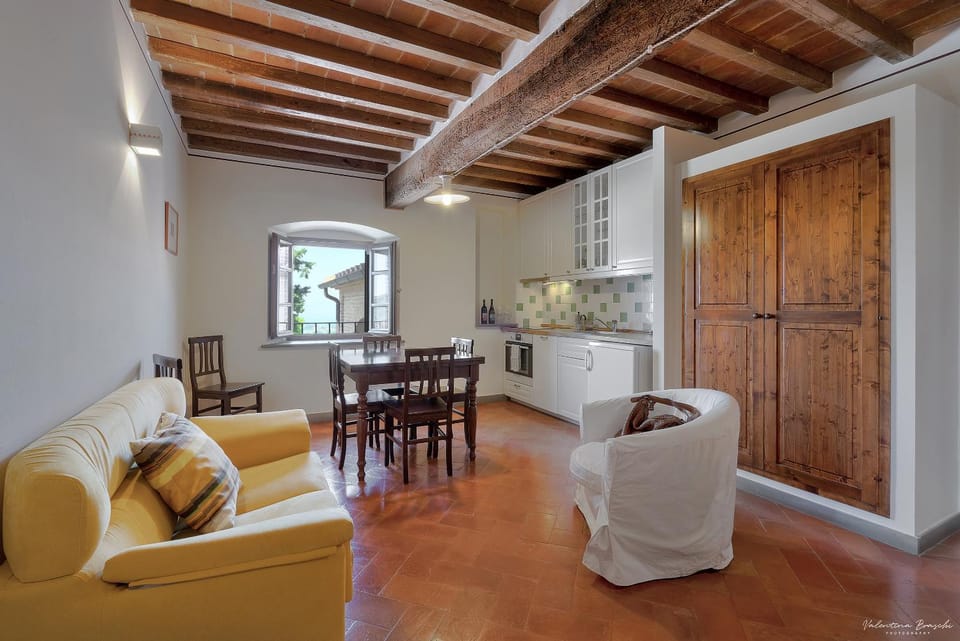 Kitchen or kitchenette, Living room, Seating area, Dining area
