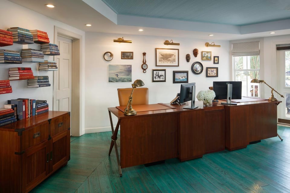 Day, Lobby or reception, Photo of the whole room, Decorative detail, On site