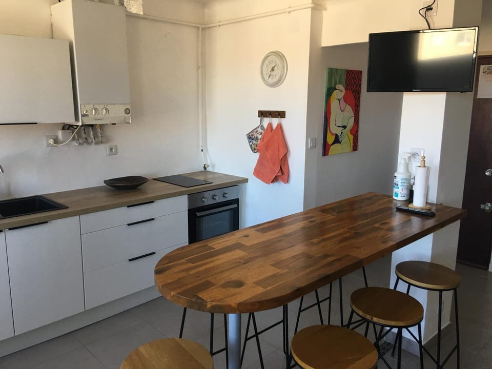 Kitchen or kitchenette, Dining area, stove