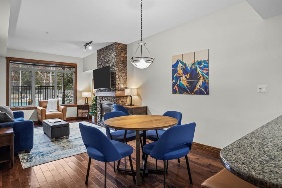 TV and multimedia, Living room, Seating area, Dining area