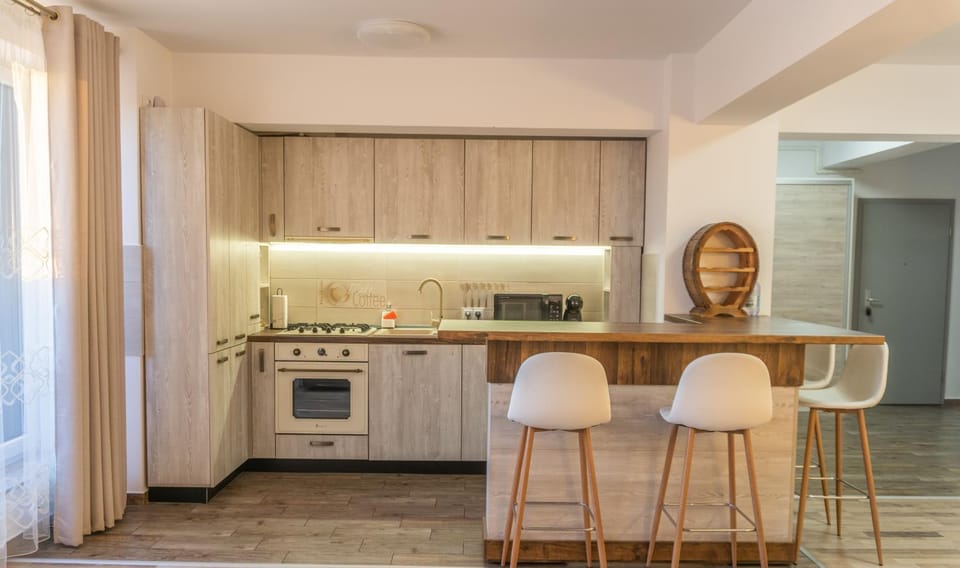 Coffee/tea facilities, Kitchen or kitchenette, Dining area, dishwasher, oven, stove
