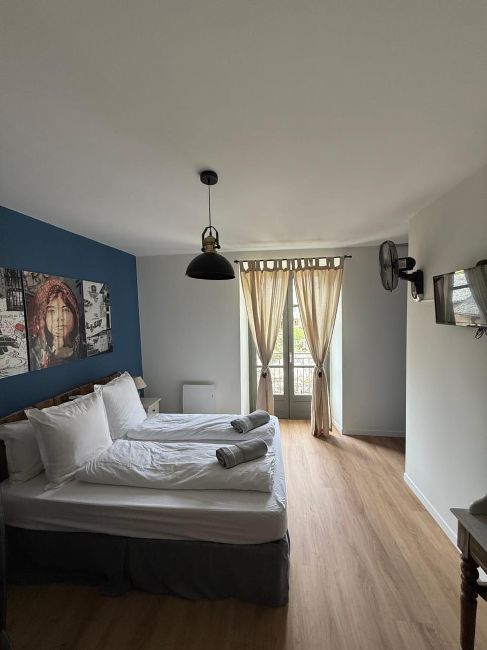 Bed, TV and multimedia, Photo of the whole room, Bedroom, towels