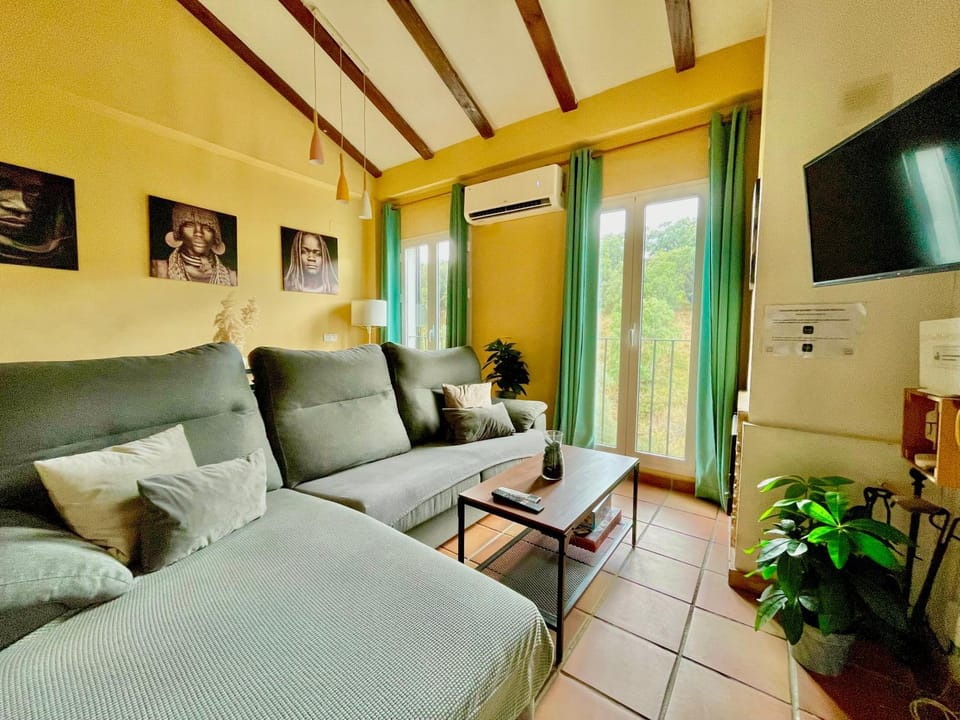 TV and multimedia, Seating area, air conditioner