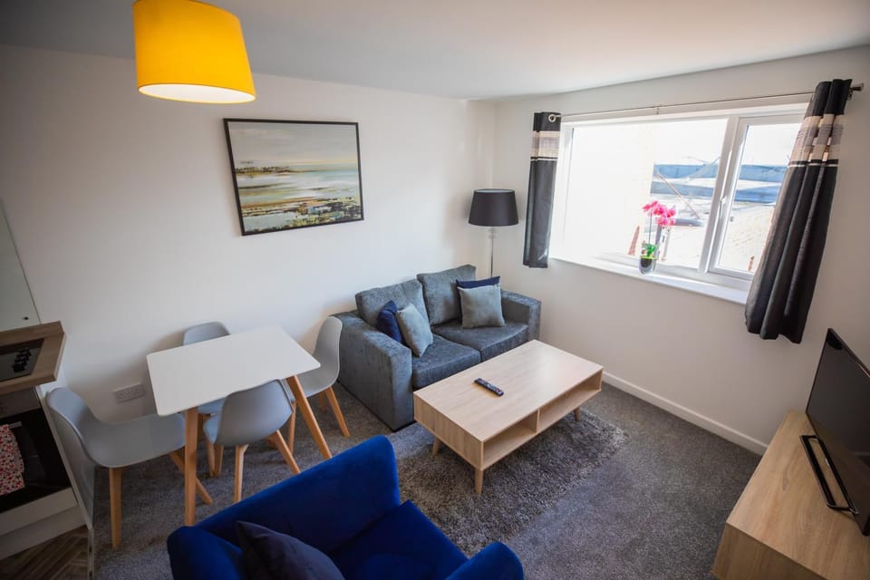 TV and multimedia, Living room, Lounge or bar, Seating area, Evening entertainment
