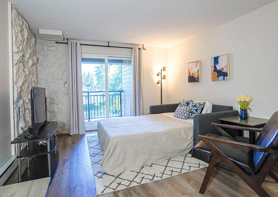 Modern Cozy next to Microsoft, Queen Bed, Parking House in Redmond