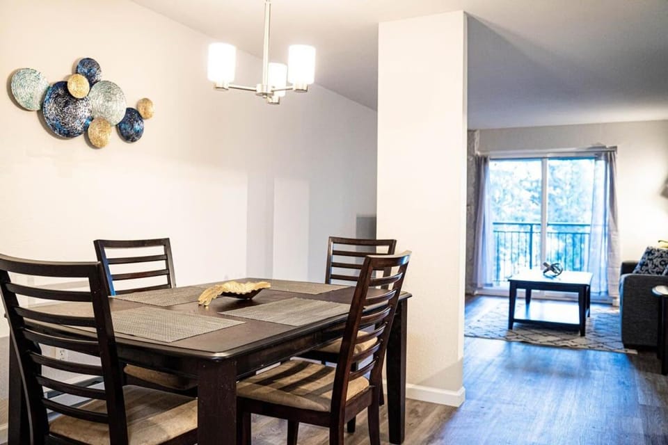 Modern Cozy next to Microsoft, Queen Bed, Parking House in Redmond