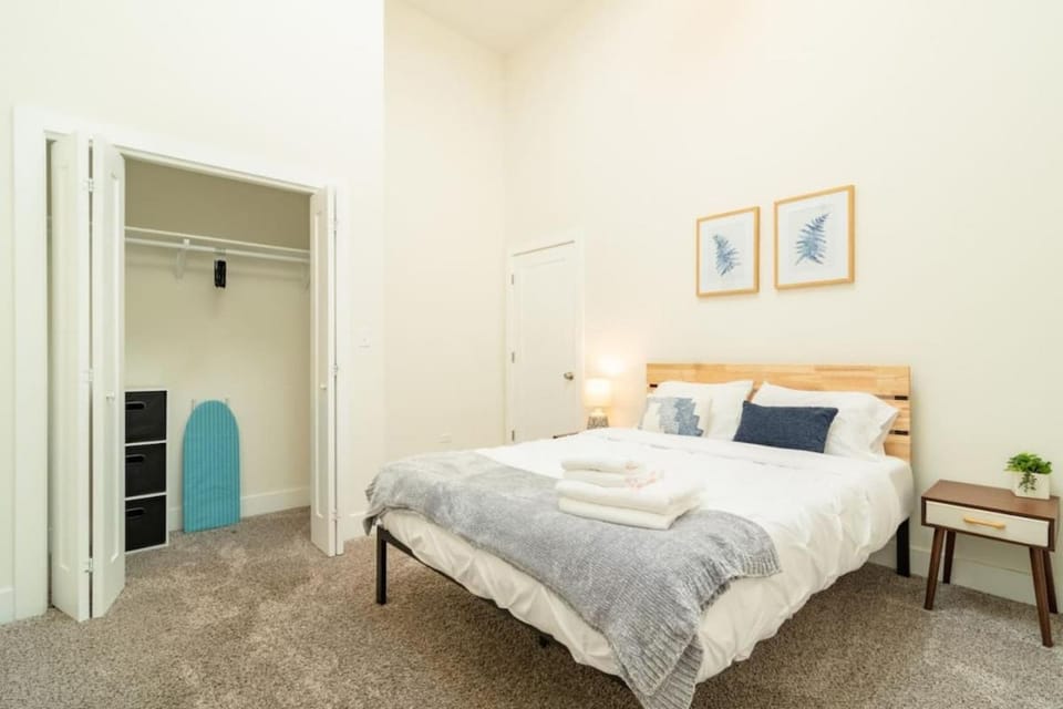 McCormick Place 420 Friendly 3BR in Downtown Chicago with Optional Parking Sleeps 8 Guests Near Soldier Field, Grant Park and Lakefront Trail Apartment in South Loop