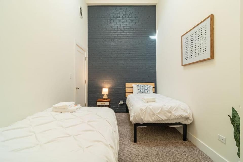 McCormick Place 420 Friendly 3BR in Downtown Chicago with Optional Parking Sleeps 8 Guests Near Soldier Field, Grant Park and Lakefront Trail Apartment in South Loop