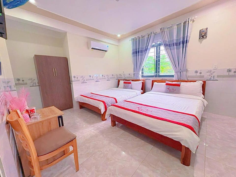 Bed, Living room, Photo of the whole room, Seating area, Bedroom, internet, towels, air conditioner