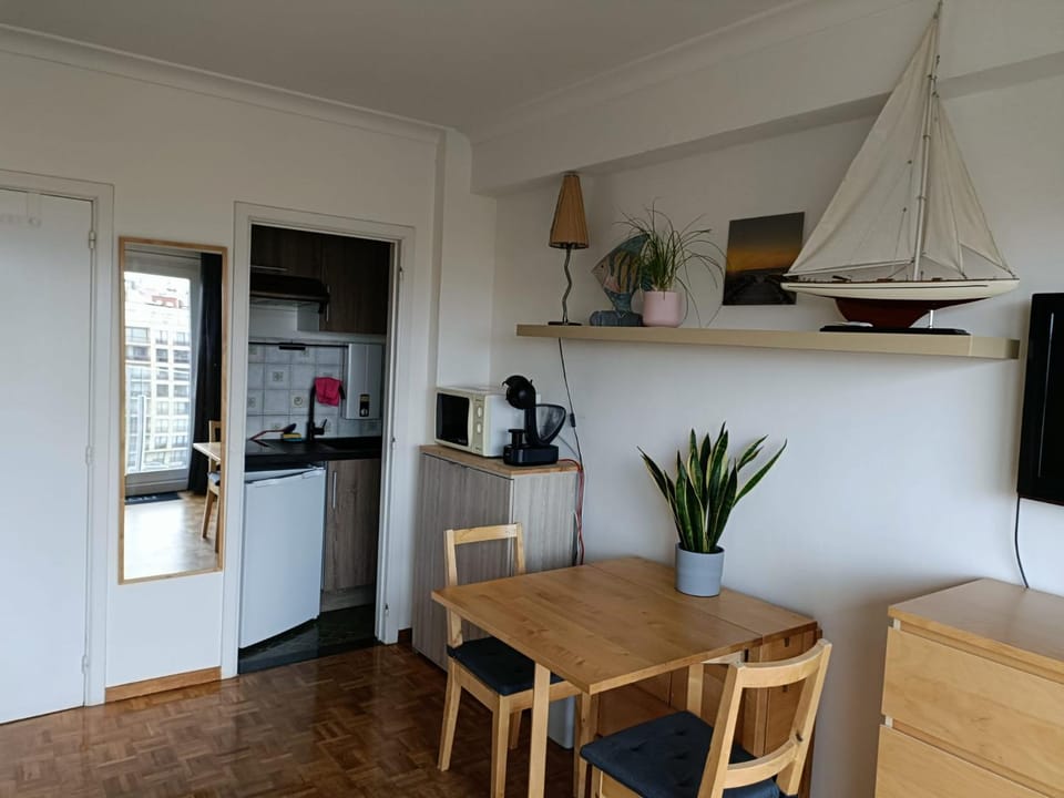 Kitchen or kitchenette, Dining area, microwave