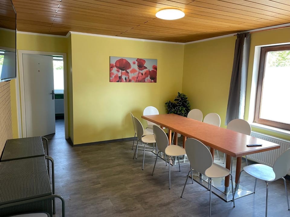 TV and multimedia, Seating area, Dining area