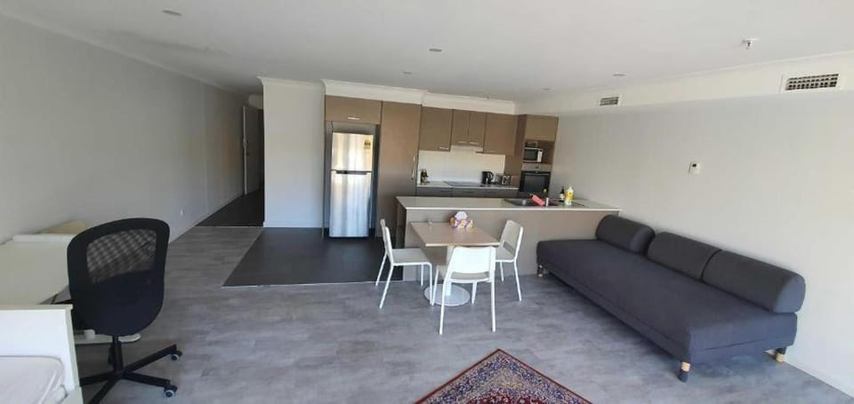 Dana-Cozy Studio with Shared Entry in the City Apartment in Canberra