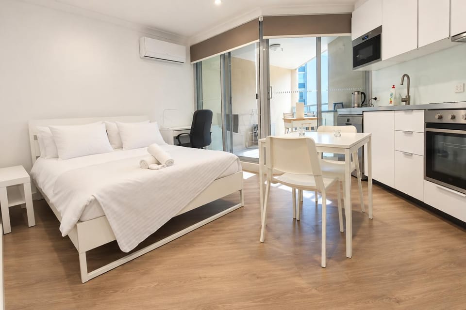 Bedroom, kitchen