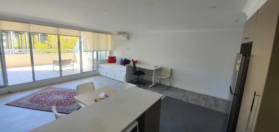 Dana-Cozy Studio with Shared Entry in the City Apartment in Canberra