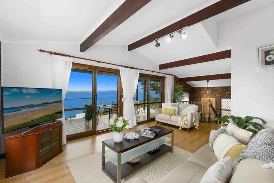 Spectacular Lake and Ocean View Holiday Home House in Wollongong