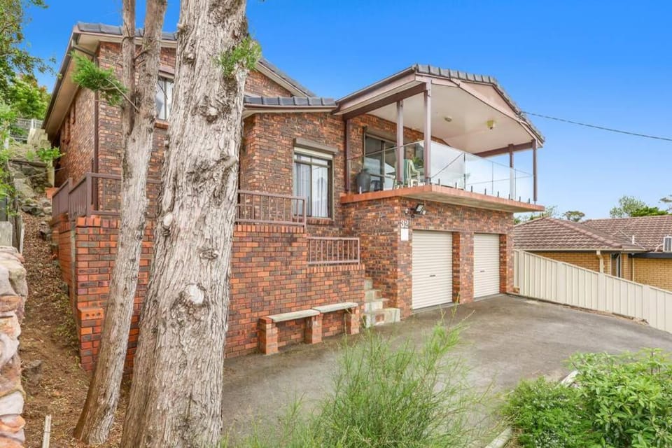 Spectacular Lake and Ocean View Holiday Home House in Wollongong