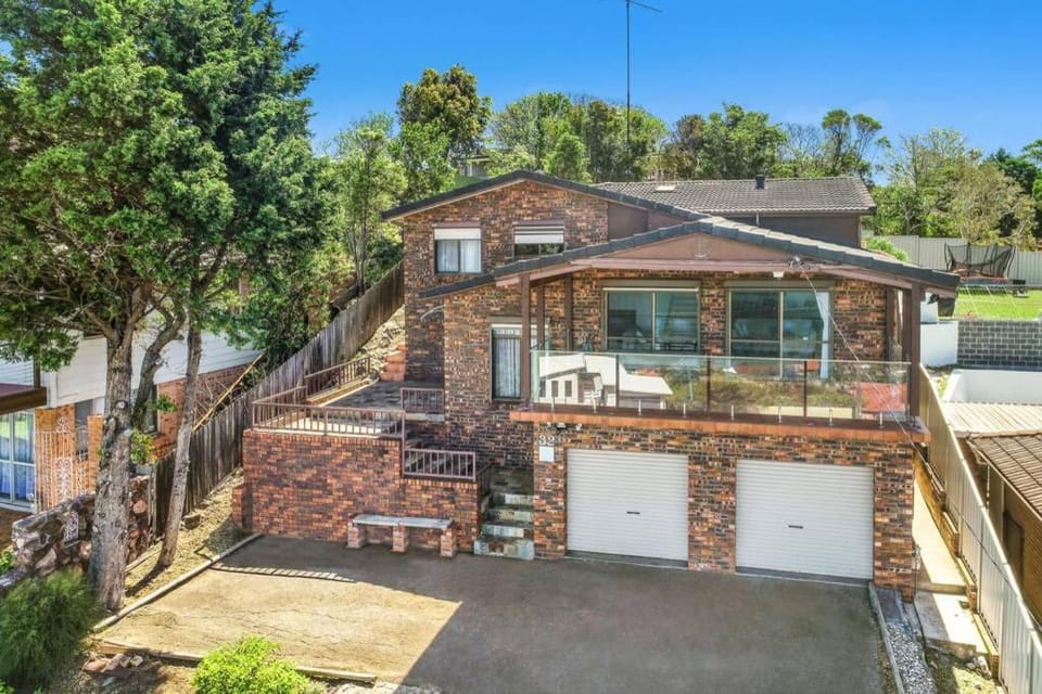 Spectacular Lake and Ocean View Holiday Home House in Wollongong