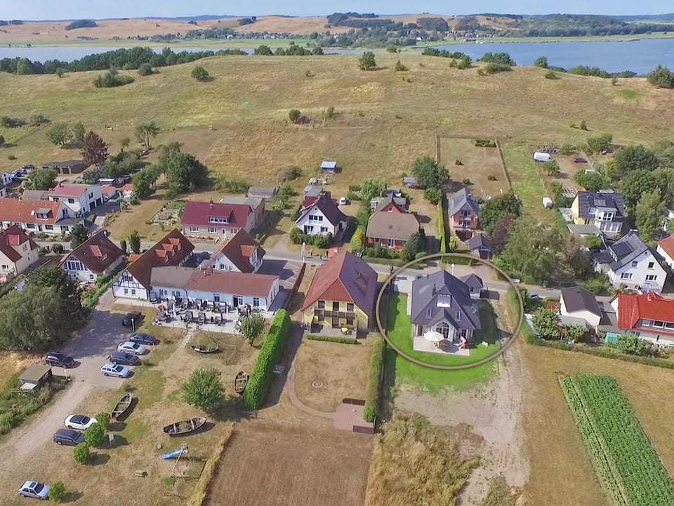 Bird's eye view, Area and facilities