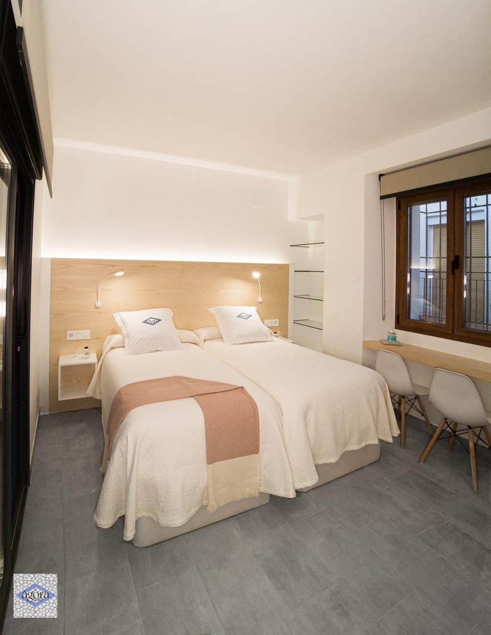 Photo of the whole room, Bedroom