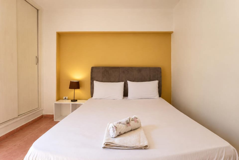 Bed, towels
