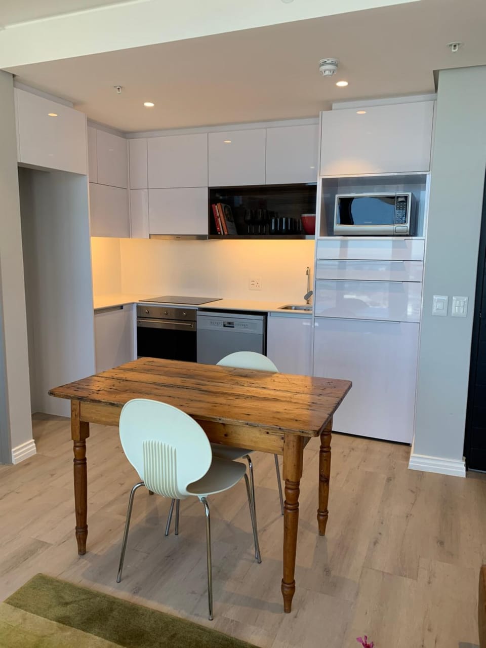Kitchen or kitchenette, Dining area