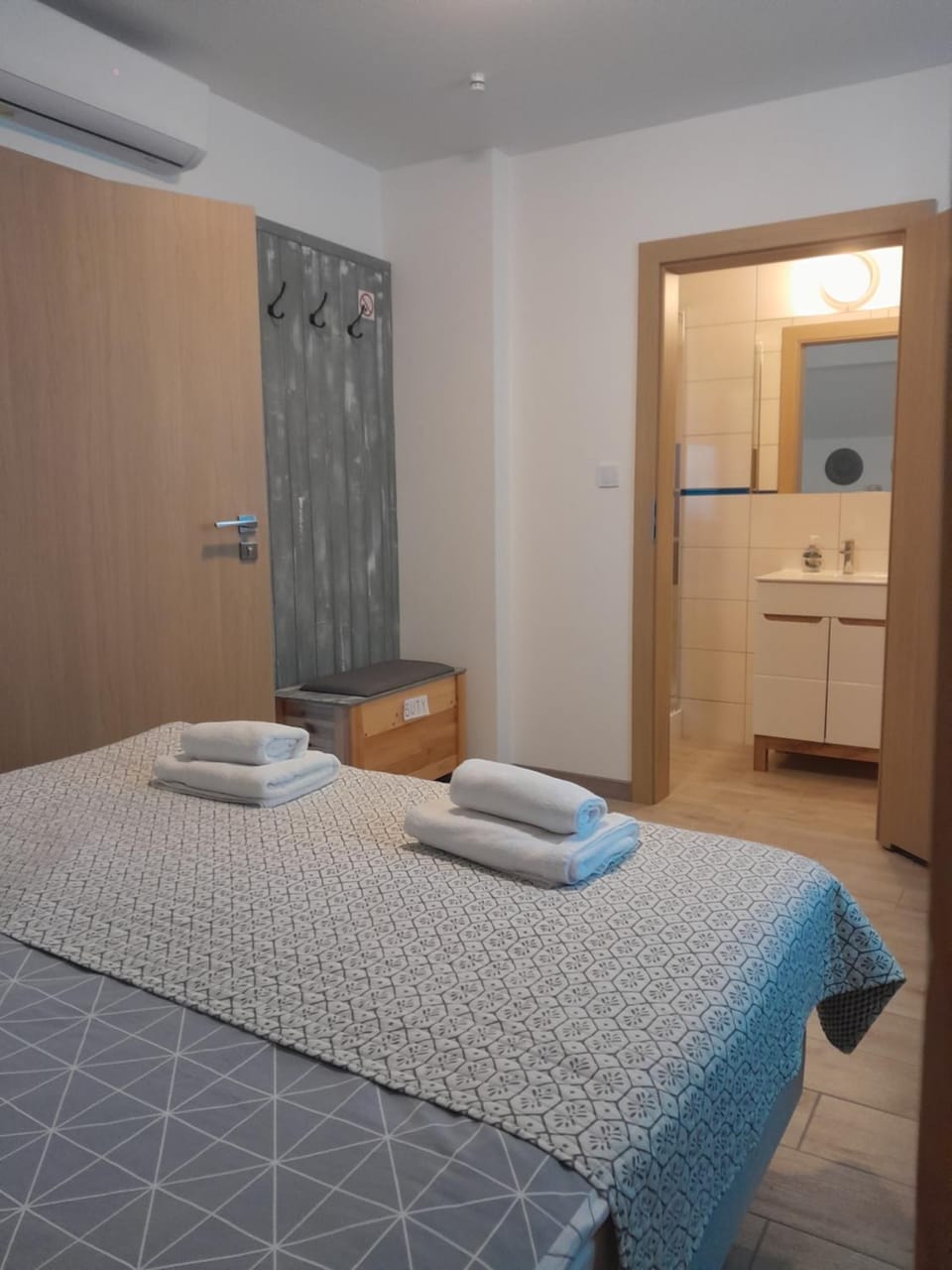 Bed, Photo of the whole room, Bedroom, towels