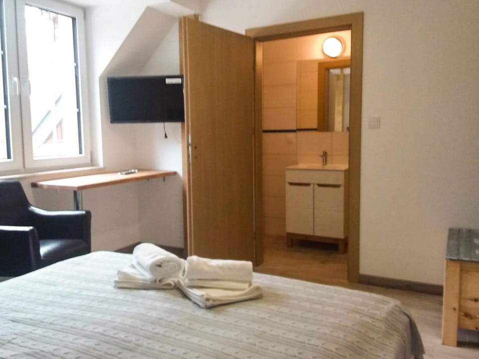 Bed, TV and multimedia, Other, Decorative detail, Bedroom