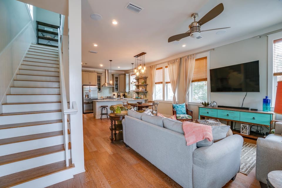 TV and multimedia, Living room, Decorative detail, Seating area, Dining area, fireplace, locker, kitchen