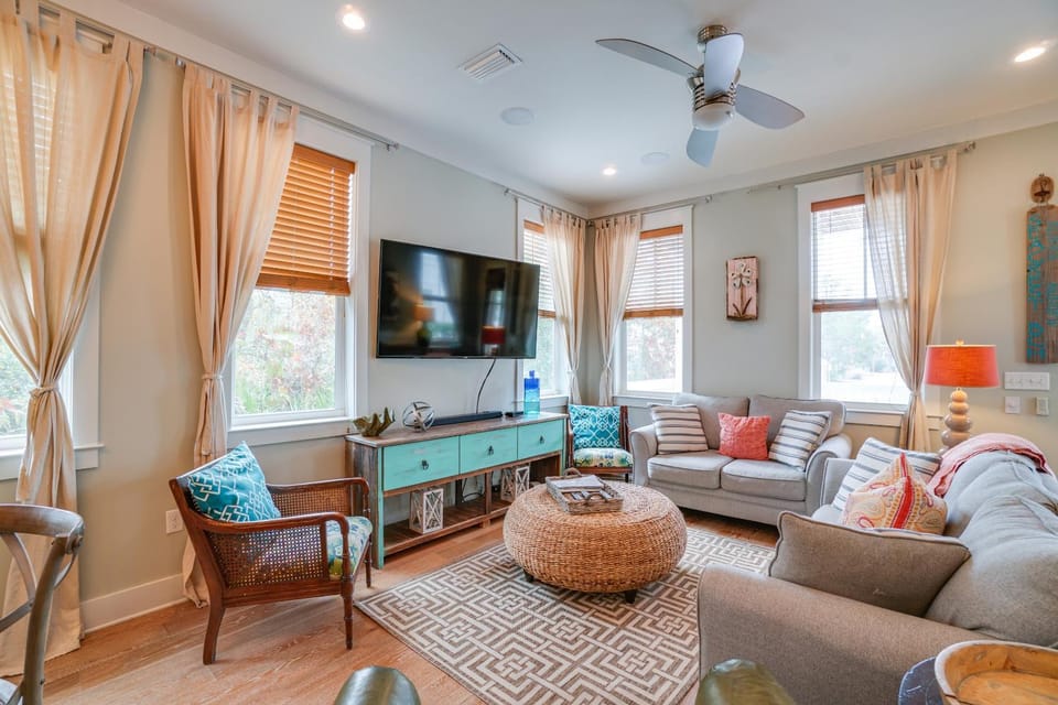 TV and multimedia, Living room, Decorative detail, Seating area, fireplace, locker