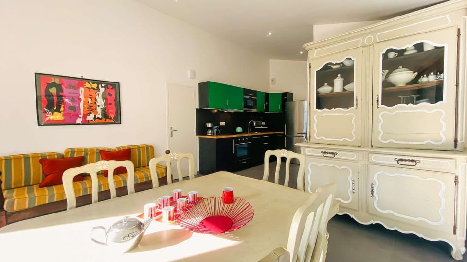 Kitchen or kitchenette, Dining area, oven