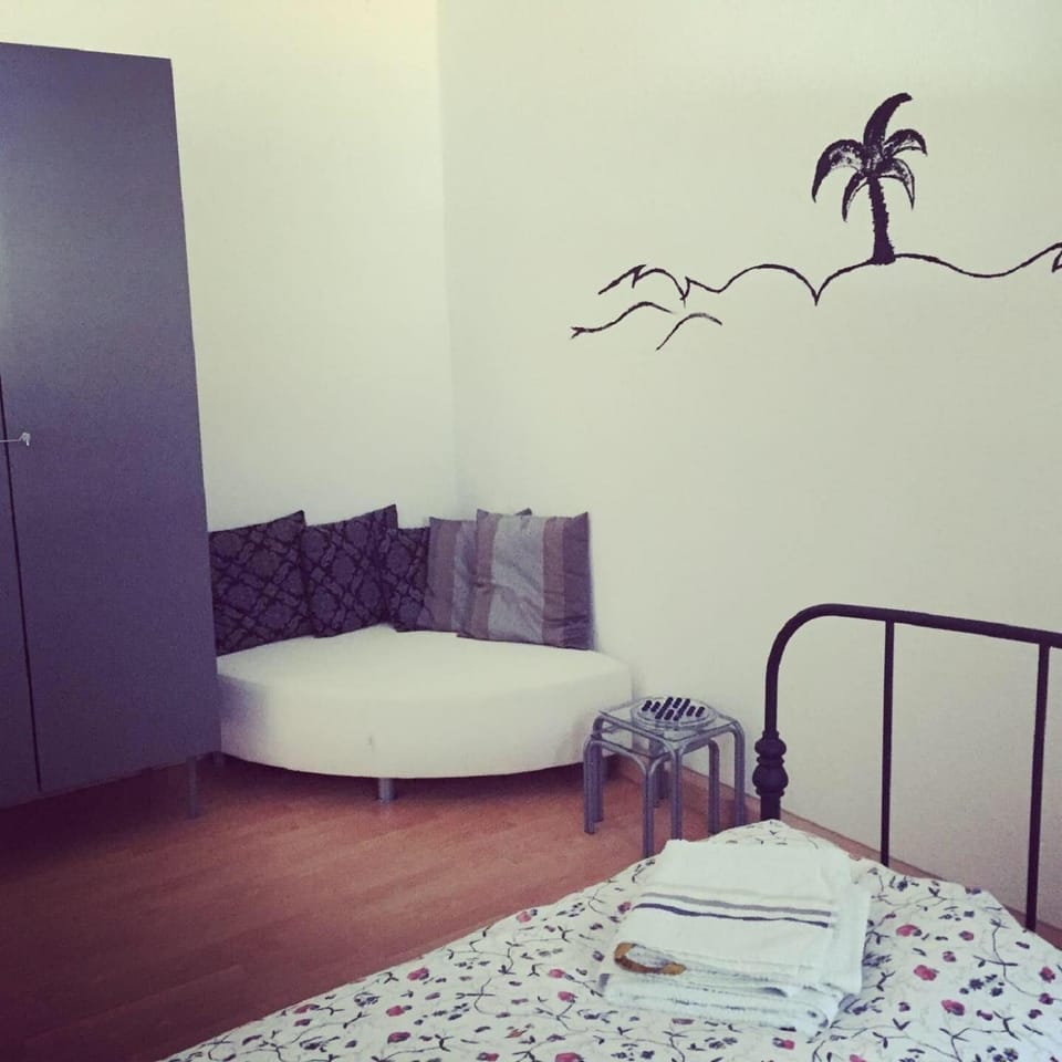 Bed, Photo of the whole room, Seating area, Bedroom
