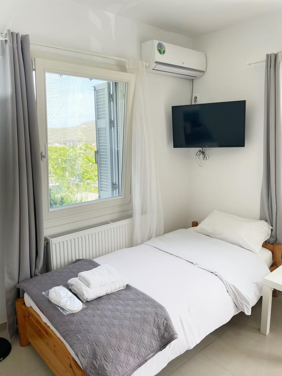Bed, air conditioner
