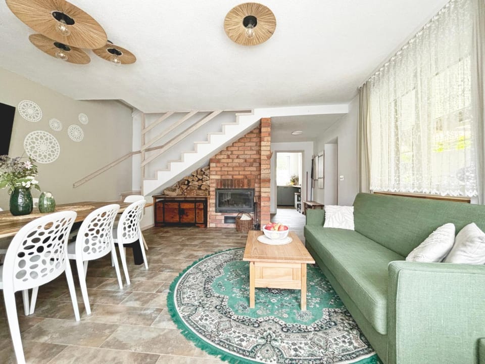 Living room, Seating area, Dining area, fireplace
